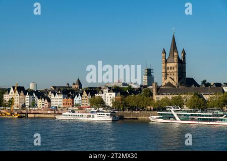 Kölner Altstadt und St. Martin-Kirche. Zentraler Teil der Kölner Altstadt. Wunderschöne Häuser mit dekorativem Design, im Fachwerkstil Stockfoto