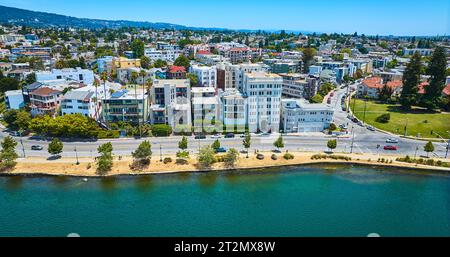 Herrliche Sommerflugbahn von Oakland Wohngebiet mit Lake Merritt Küste Stockfoto