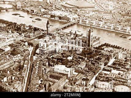Houses of Parliament und Waterloo Station, London, aus der Luft, Anfang der 1900er Jahre Stockfoto