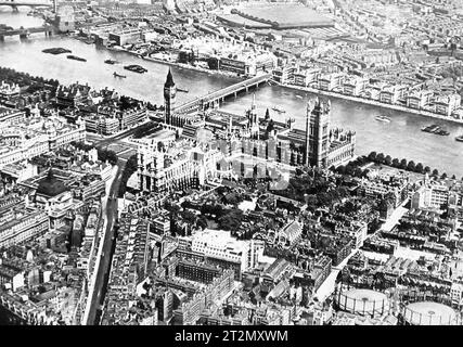 Houses of Parliament und Waterloo Station, London, aus der Luft, Anfang der 1900er Jahre Stockfoto