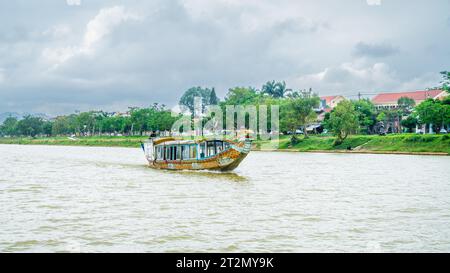 Hue, Vietnam, 17. November 2022: Ein traditionelles Drachenboot fährt auf dem Perfume River in Hue, Zentralvietnam Stockfoto
