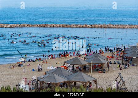 Tel Aviv, Israel - 16. August 2023: Tel-Aviv Strand an einem warmen Sommertag. Israel. Stockfoto