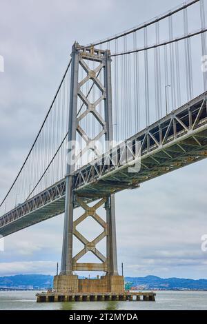 Blick von der Seite und Unterseite der Oakland Bay Bridge auf die Brücke Stockfoto