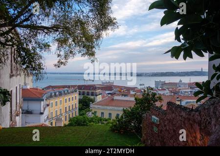 Blick auf die Altstadt von Alfama von einer Dachterrasse in Lissabon, Portugal im Oktober 2023. Stockfoto