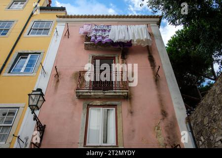 Impressionen aus den Straßen der Altstadt von Lissabon, Portugal im Oktober 2023. Stockfoto