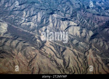 Arizona, USA. Oktober 2023. Bei Flügen mit kommerziellen Fluggesellschaften zwischen Phoenix, Arizona und Salt Lake City, Utah, haben Passagiere am Fenster einen Blick auf die spektakulären Geologien des amerikanischen Westens. (Foto: © Brian Cahn/ZUMA Press Wire) NUR REDAKTIONELLE VERWENDUNG! Nicht für kommerzielle ZWECKE! Stockfoto