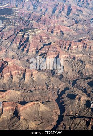 Arizona, USA. Oktober 2023. Bei Flügen mit kommerziellen Fluggesellschaften zwischen Phoenix, Arizona und Salt Lake City, Utah, haben Passagiere am Fenster einen Blick auf die spektakulären Geologien des amerikanischen Westens. (Foto: © Brian Cahn/ZUMA Press Wire) NUR REDAKTIONELLE VERWENDUNG! Nicht für kommerzielle ZWECKE! Stockfoto