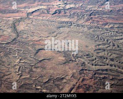 Arizona, USA. Oktober 2023. Bei Flügen mit kommerziellen Fluggesellschaften zwischen Phoenix, Arizona und Salt Lake City, Utah, haben Passagiere am Fenster einen Blick auf die spektakulären Geologien des amerikanischen Westens. (Foto: © Brian Cahn/ZUMA Press Wire) NUR REDAKTIONELLE VERWENDUNG! Nicht für kommerzielle ZWECKE! Stockfoto