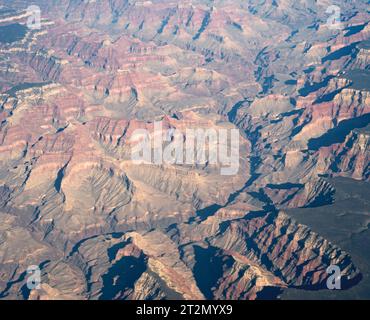 Arizona, USA. Oktober 2023. Bei Flügen mit kommerziellen Fluggesellschaften zwischen Phoenix, Arizona und Salt Lake City, Utah, haben Passagiere am Fenster einen Blick auf die spektakulären Geologien des amerikanischen Westens. (Foto: © Brian Cahn/ZUMA Press Wire) NUR REDAKTIONELLE VERWENDUNG! Nicht für kommerzielle ZWECKE! Stockfoto