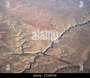 Arizona, USA. Oktober 2023. Bei Flügen mit kommerziellen Fluggesellschaften zwischen Phoenix, Arizona und Salt Lake City, Utah, haben Passagiere am Fenster einen Blick auf die spektakulären Geologien des amerikanischen Westens. (Foto: © Brian Cahn/ZUMA Press Wire) NUR REDAKTIONELLE VERWENDUNG! Nicht für kommerzielle ZWECKE! Stockfoto