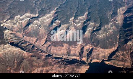 Arizona, USA. Oktober 2023. Bei Flügen mit kommerziellen Fluggesellschaften zwischen Phoenix, Arizona und Salt Lake City, Utah, haben Passagiere am Fenster einen Blick auf die spektakulären Geologien des amerikanischen Westens. (Foto: © Brian Cahn/ZUMA Press Wire) NUR REDAKTIONELLE VERWENDUNG! Nicht für kommerzielle ZWECKE! Stockfoto