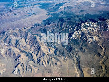 Arizona, USA. Oktober 2023. Bei Flügen mit kommerziellen Fluggesellschaften zwischen Phoenix, Arizona und Salt Lake City, Utah, haben Passagiere am Fenster einen Blick auf die spektakulären Geologien des amerikanischen Westens. (Foto: © Brian Cahn/ZUMA Press Wire) NUR REDAKTIONELLE VERWENDUNG! Nicht für kommerzielle ZWECKE! Stockfoto