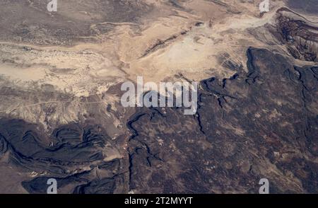 Arizona, USA. Oktober 2023. Bei Flügen mit kommerziellen Fluggesellschaften zwischen Phoenix, Arizona und Salt Lake City, Utah, haben Passagiere am Fenster einen Blick auf die spektakulären Geologien des amerikanischen Westens. (Foto: © Brian Cahn/ZUMA Press Wire) NUR REDAKTIONELLE VERWENDUNG! Nicht für kommerzielle ZWECKE! Stockfoto