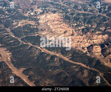 Arizona, USA. Oktober 2023. Bei Flügen mit kommerziellen Fluggesellschaften zwischen Phoenix, Arizona und Salt Lake City, Utah, haben Passagiere am Fenster einen Blick auf die spektakulären Geologien des amerikanischen Westens. (Foto: © Brian Cahn/ZUMA Press Wire) NUR REDAKTIONELLE VERWENDUNG! Nicht für kommerzielle ZWECKE! Stockfoto