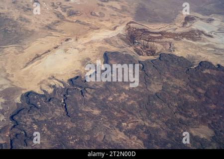 Arizona, USA. Oktober 2023. Bei Flügen mit kommerziellen Fluggesellschaften zwischen Phoenix, Arizona und Salt Lake City, Utah, haben Passagiere am Fenster einen Blick auf die spektakulären Geologien des amerikanischen Westens. (Foto: © Brian Cahn/ZUMA Press Wire) NUR REDAKTIONELLE VERWENDUNG! Nicht für kommerzielle ZWECKE! Stockfoto