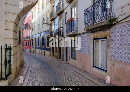 Impressionen aus den Straßen der Altstadt von Lissabon, Portugal im Oktober 2023. Stockfoto