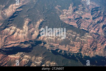 Arizona, USA. Oktober 2023. Bei Flügen mit kommerziellen Fluggesellschaften zwischen Phoenix, Arizona und Salt Lake City, Utah, haben Passagiere am Fenster einen Blick auf die spektakulären Geologien des amerikanischen Westens. (Foto: © Brian Cahn/ZUMA Press Wire) NUR REDAKTIONELLE VERWENDUNG! Nicht für kommerzielle ZWECKE! Stockfoto
