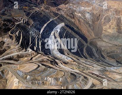 Arizona, USA. Oktober 2023. Bei Flügen mit kommerziellen Fluggesellschaften zwischen Phoenix, Arizona und Salt Lake City, Utah, haben Passagiere am Fenster einen Blick auf die spektakulären Geologien des amerikanischen Westens. (Foto: © Brian Cahn/ZUMA Press Wire) NUR REDAKTIONELLE VERWENDUNG! Nicht für kommerzielle ZWECKE! Stockfoto