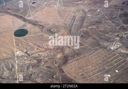 Arizona, USA. Oktober 2023. Bei Flügen mit kommerziellen Fluggesellschaften zwischen Phoenix, Arizona und Salt Lake City, Utah, haben Passagiere am Fenster einen Blick auf die spektakulären Geologien des amerikanischen Westens. (Foto: © Brian Cahn/ZUMA Press Wire) NUR REDAKTIONELLE VERWENDUNG! Nicht für kommerzielle ZWECKE! Stockfoto