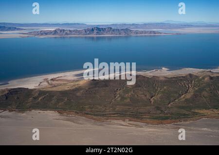 Arizona, USA. Oktober 2023. Bei Flügen mit kommerziellen Fluggesellschaften zwischen Phoenix, Arizona und Salt Lake City, Utah, haben Passagiere am Fenster einen Blick auf die spektakulären Geologien des amerikanischen Westens. (Foto: © Brian Cahn/ZUMA Press Wire) NUR REDAKTIONELLE VERWENDUNG! Nicht für kommerzielle ZWECKE! Stockfoto