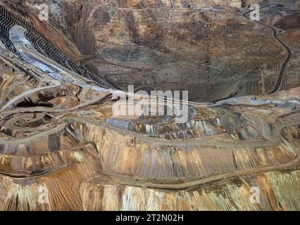 Arizona, USA. Oktober 2023. Bei Flügen mit kommerziellen Fluggesellschaften zwischen Phoenix, Arizona und Salt Lake City, Utah, haben Passagiere am Fenster einen Blick auf die spektakulären Geologien des amerikanischen Westens. (Foto: © Brian Cahn/ZUMA Press Wire) NUR REDAKTIONELLE VERWENDUNG! Nicht für kommerzielle ZWECKE! Stockfoto