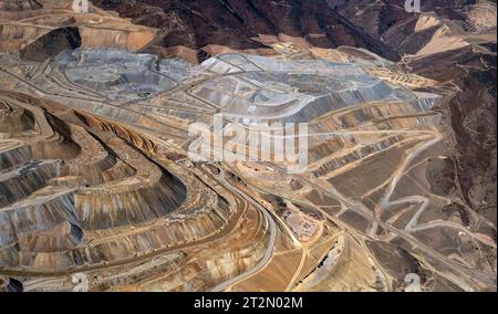 Arizona, USA. Oktober 2023. Bei Flügen mit kommerziellen Fluggesellschaften zwischen Phoenix, Arizona und Salt Lake City, Utah, haben Passagiere am Fenster einen Blick auf die spektakulären Geologien des amerikanischen Westens. (Foto: © Brian Cahn/ZUMA Press Wire) NUR REDAKTIONELLE VERWENDUNG! Nicht für kommerzielle ZWECKE! Stockfoto