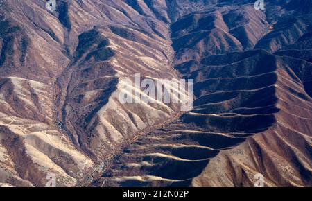 Arizona, USA. Oktober 2023. Bei Flügen mit kommerziellen Fluggesellschaften zwischen Phoenix, Arizona und Salt Lake City, Utah, haben Passagiere am Fenster einen Blick auf die spektakulären Geologien des amerikanischen Westens. (Foto: © Brian Cahn/ZUMA Press Wire) NUR REDAKTIONELLE VERWENDUNG! Nicht für kommerzielle ZWECKE! Stockfoto
