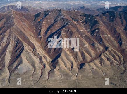 Arizona, USA. Oktober 2023. Bei Flügen mit kommerziellen Fluggesellschaften zwischen Phoenix, Arizona und Salt Lake City, Utah, haben Passagiere am Fenster einen Blick auf die spektakulären Geologien des amerikanischen Westens. (Foto: © Brian Cahn/ZUMA Press Wire) NUR REDAKTIONELLE VERWENDUNG! Nicht für kommerzielle ZWECKE! Stockfoto