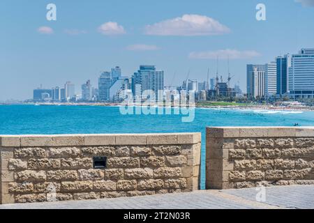 Tel Aviv, israelische Küste mit Wolkenkratzern, Meer und Fußweg Stockfoto
