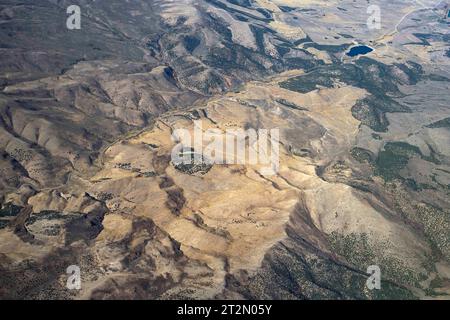 Arizona, USA. Oktober 2023. Bei Flügen mit kommerziellen Fluggesellschaften zwischen Phoenix, Arizona und Salt Lake City, Utah, haben Passagiere am Fenster einen Blick auf die spektakulären Geologien des amerikanischen Westens. (Foto: © Brian Cahn/ZUMA Press Wire) NUR REDAKTIONELLE VERWENDUNG! Nicht für kommerzielle ZWECKE! Stockfoto