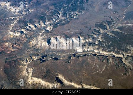 Arizona, USA. Oktober 2023. Bei Flügen mit kommerziellen Fluggesellschaften zwischen Phoenix, Arizona und Salt Lake City, Utah, haben Passagiere am Fenster einen Blick auf die spektakulären Geologien des amerikanischen Westens. (Foto: © Brian Cahn/ZUMA Press Wire) NUR REDAKTIONELLE VERWENDUNG! Nicht für kommerzielle ZWECKE! Stockfoto