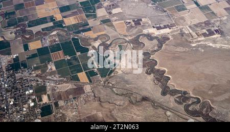 Arizona, USA. Oktober 2023. Bei Flügen mit kommerziellen Fluggesellschaften zwischen Phoenix, Arizona und Salt Lake City, Utah, haben Passagiere am Fenster einen Blick auf die spektakulären Geologien des amerikanischen Westens. (Foto: © Brian Cahn/ZUMA Press Wire) NUR REDAKTIONELLE VERWENDUNG! Nicht für kommerzielle ZWECKE! Stockfoto