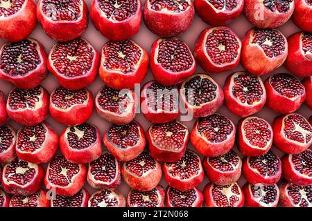 Großaufnahme von Granatäpfeln auf dem Karmelmarkt in Tel Aviv, Israel. Stockfoto