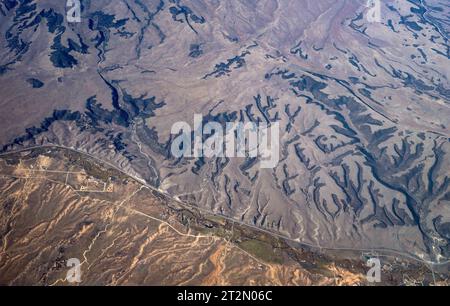 Arizona, USA. Oktober 2023. Bei Flügen mit kommerziellen Fluggesellschaften zwischen Phoenix, Arizona und Salt Lake City, Utah, haben Passagiere am Fenster einen Blick auf die spektakulären Geologien des amerikanischen Westens. (Foto: © Brian Cahn/ZUMA Press Wire) NUR REDAKTIONELLE VERWENDUNG! Nicht für kommerzielle ZWECKE! Stockfoto