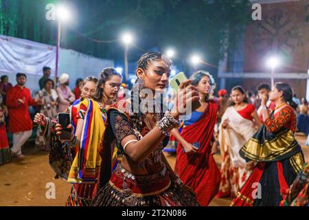 Auf dem Navratri Festival Ground tanzen junge indische Frauen in traditioneller Kleidung. Das Hindu Navratri Festival, das 9 Nächte dauert, wird jedes Jahr im Oktober in ganz Nordindien, insbesondere im Bundesstaat Gujarat, gefeiert, um die Göttin Durga zu ehren und den Sieg des Guten über das Böse zu feiern. Die Menschen versammeln sich auf offenem Gelände, um gemeinsam den traditionellen Garba-Tanz in traditionellen indischen Kurta- und Sari-Kleidern aufzuführen. Stockfoto