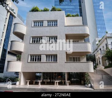 Tel Aviv, Israel - 17. August 2023: Bauhausarchitektur. Die Bezeichnung „Weiße Stadt“ bezieht sich auf mehr als 4.000 Gebäude, die in den 1930er Jahren von Emigranten deutsch-jüdischen A erbaut wurden Stockfoto