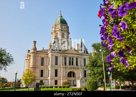 Columbia City Courthouse mit roten und violetten Blumen an der Seite des Shots an sonnigem Tag Stockfoto