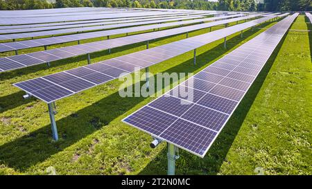 Nahaufnahme von Solarpaneelen, die in langen Reihen in der Luft über dem Bauernhof verblassen Stockfoto