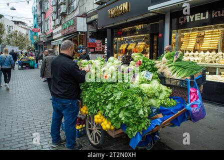 Istanbul, Türkei, die Gemüsehändler auf einem Lebensmittelmarkt im Stadtteil Uskudar (Türkisch, Üsküdar) an der anatolischen (asiatischen) Küste des Bosporus Stockfoto