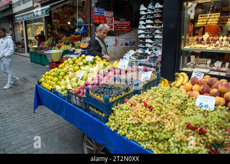 Istanbul, Türkei, die Gemüsehändler auf einem Lebensmittelmarkt im Stadtteil Uskudar (Türkisch, Üsküdar) an der anatolischen (asiatischen) Küste des Bosporus Stockfoto