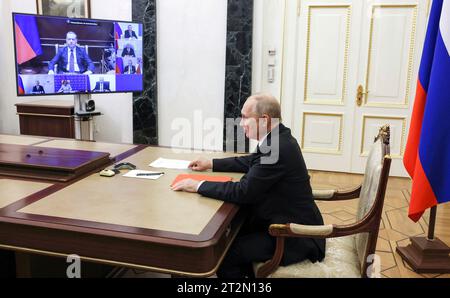 Moskau, Russland. Oktober 2023. Der russische Präsident Wladimir Putin leitet am 20. Oktober 2023 außerhalb Moskaus eine Videokonferenz mit Mitgliedern des Sicherheitsrats aus dem Kreml. Quelle: Gavriil Grigorov/Kreml Pool/Alamy Live News Stockfoto