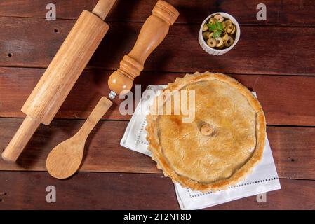 Chicken Pie, Kuchen auf rustikalem Holztisch Stockfoto