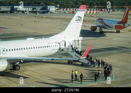 Gatwick, Großbritannien, 20. Oktober 2023. Passagiere, die einen Flug am Flughafen Gatwick besteigen. Millionen von Reisenden werden heute erwartet, da der Halbzeitaufenthalt beginnt. Credit amer Gazzal/Alamy Live News Stockfoto