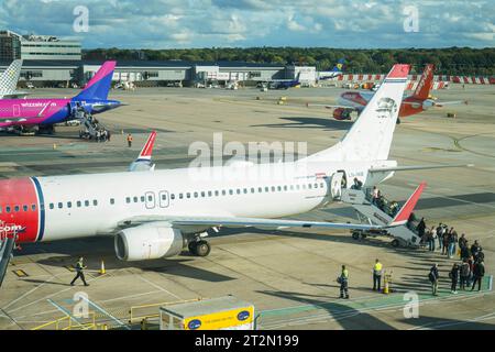 Gatwick, Großbritannien, 20. Oktober 2023. Passagiere, die einen Flug am Flughafen Gatwick besteigen. Millionen von Reisenden werden heute erwartet, da der Halbzeitaufenthalt beginnt. Credit amer Gazzal/Alamy Live News Stockfoto