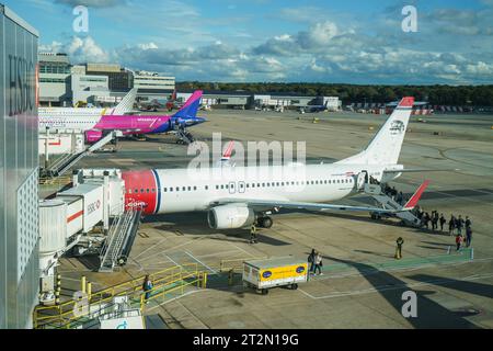 Gatwick, Großbritannien, 20. Oktober 2023. Passagiere, die einen Flug am Flughafen Gatwick besteigen. Millionen von Reisenden werden heute erwartet, da der Halbzeitaufenthalt beginnt. Credit amer Gazzal/Alamy Live News Stockfoto