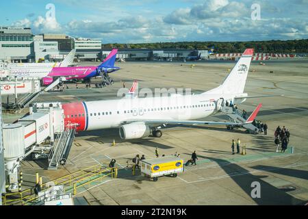 Gatwick, Großbritannien, 20. Oktober 2023. Passagiere, die einen Flug am Flughafen Gatwick besteigen. Millionen von Reisenden werden heute erwartet, da der Halbzeitaufenthalt beginnt. Credit amer Gazzal/Alamy Live News Stockfoto