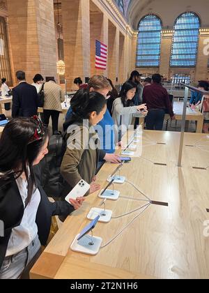 Leute, die sich das neueste Apple iphone 15 im Apple Store im Grand Central Terminal in Midtown Manhattan ansehen. Stockfoto