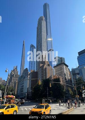 Vom Columbus Circle aus blickt man südöstlich entlang der 59th Street auf die stetig wachsende vertikale Stadt. Stockfoto