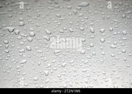 Regen fällt auf den Glashintergrund Stockfoto