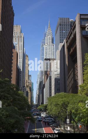 Blick nach Westen auf die 42nd Street, von der 1st Avenue durch den Canyon der Gebäude in Manhattan. Stockfoto